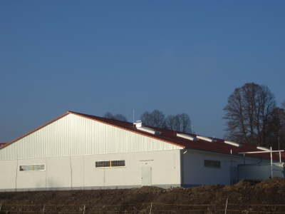 Halle mit Metallfassade und rotem Dach