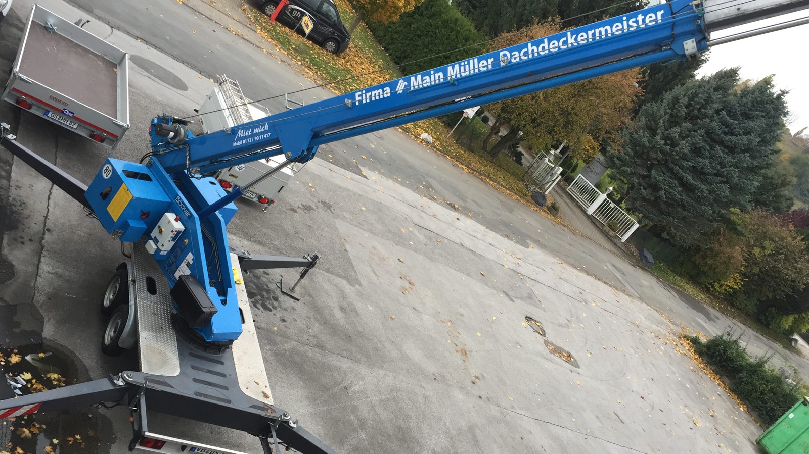 Hubarbeitsbühne mit Schriftzug der Firma